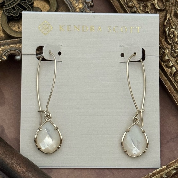 KENDRA SCOTT • Gold Dee Ivory Pearl Dangle Earrings - Picture 4 of 4